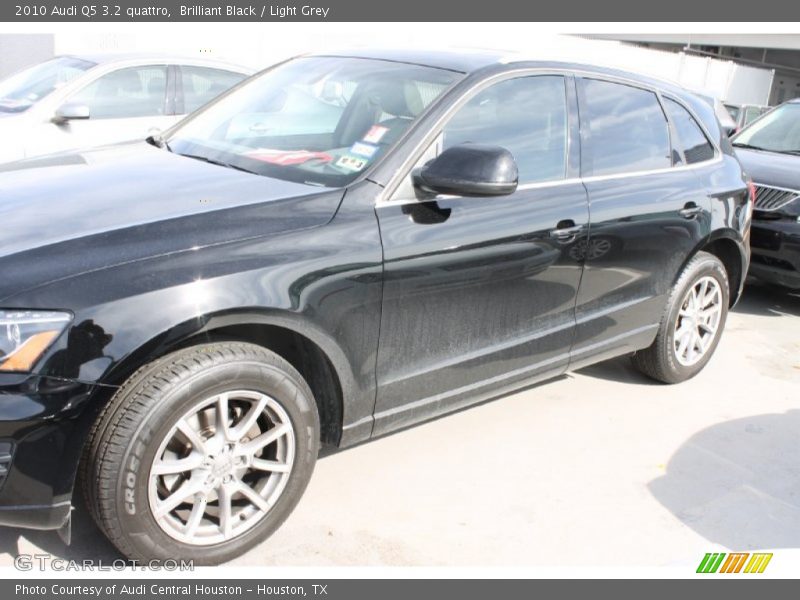 Brilliant Black / Light Grey 2010 Audi Q5 3.2 quattro