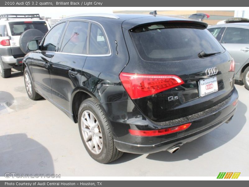 Brilliant Black / Light Grey 2010 Audi Q5 3.2 quattro