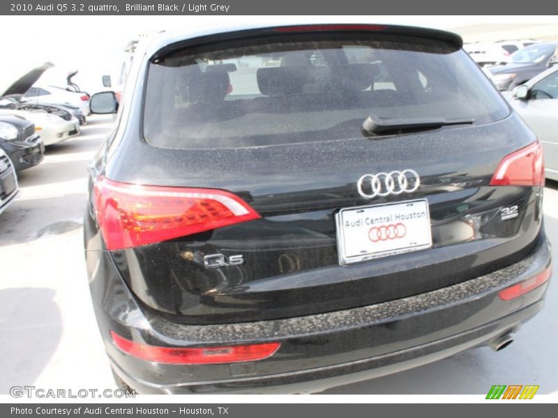 Brilliant Black / Light Grey 2010 Audi Q5 3.2 quattro