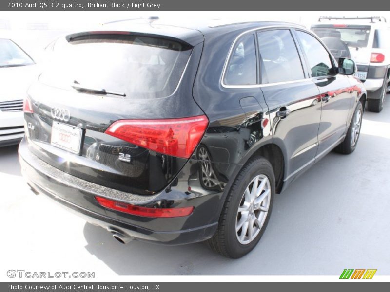 Brilliant Black / Light Grey 2010 Audi Q5 3.2 quattro