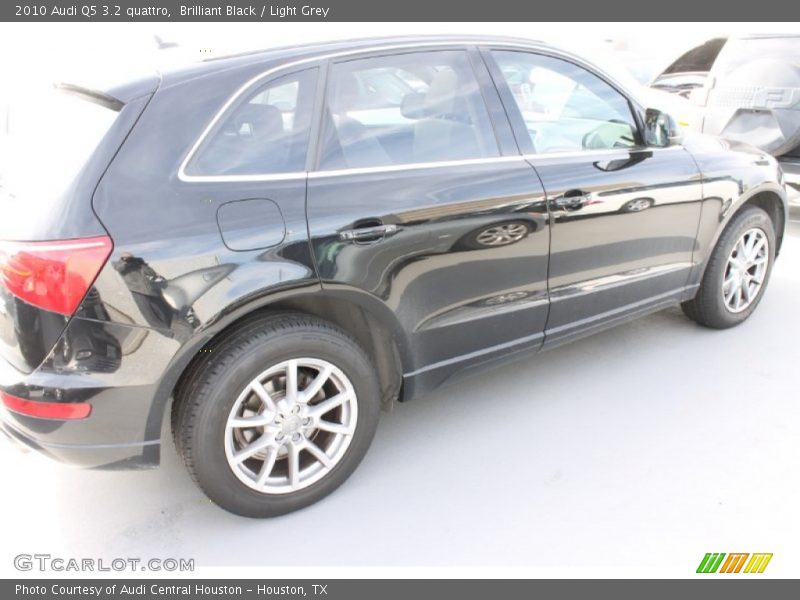 Brilliant Black / Light Grey 2010 Audi Q5 3.2 quattro