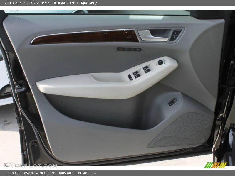 Brilliant Black / Light Grey 2010 Audi Q5 3.2 quattro
