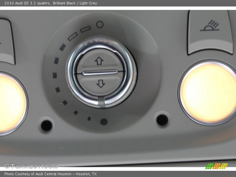 Brilliant Black / Light Grey 2010 Audi Q5 3.2 quattro