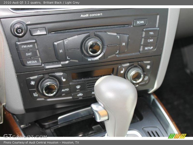 Brilliant Black / Light Grey 2010 Audi Q5 3.2 quattro