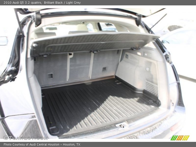 Brilliant Black / Light Grey 2010 Audi Q5 3.2 quattro