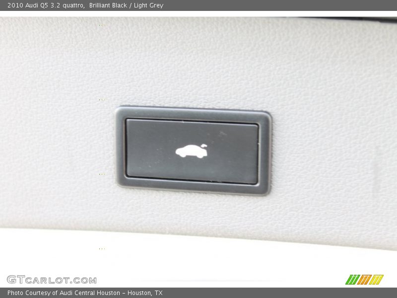 Brilliant Black / Light Grey 2010 Audi Q5 3.2 quattro