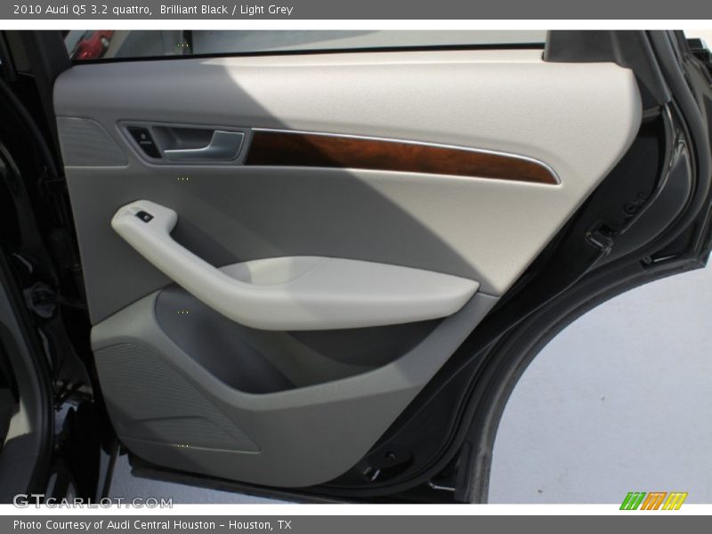 Brilliant Black / Light Grey 2010 Audi Q5 3.2 quattro