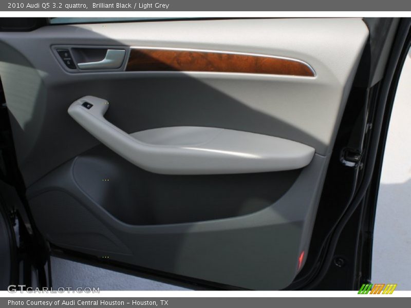 Brilliant Black / Light Grey 2010 Audi Q5 3.2 quattro