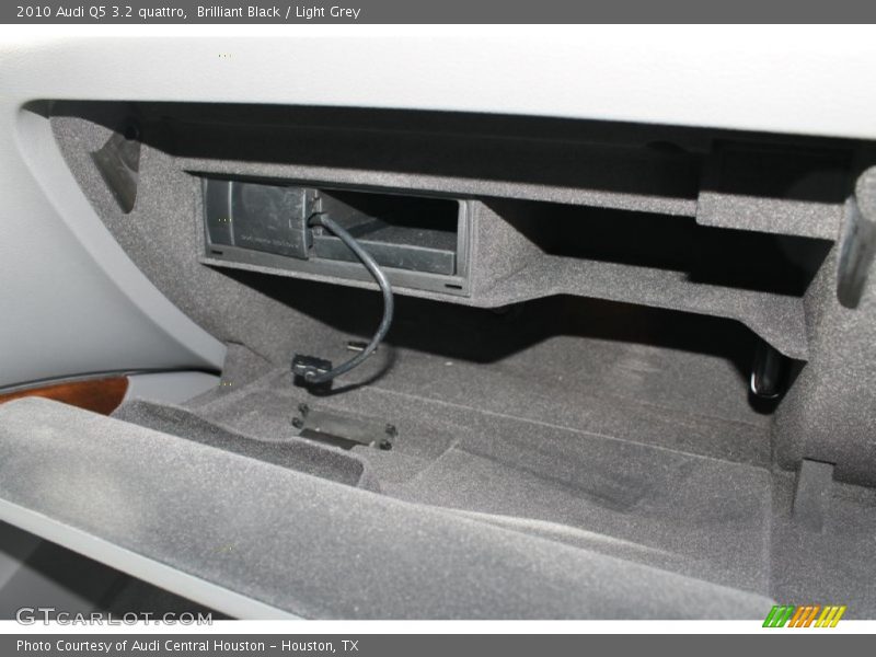 Brilliant Black / Light Grey 2010 Audi Q5 3.2 quattro