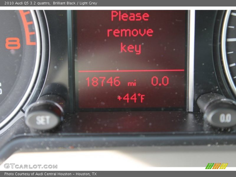 Brilliant Black / Light Grey 2010 Audi Q5 3.2 quattro