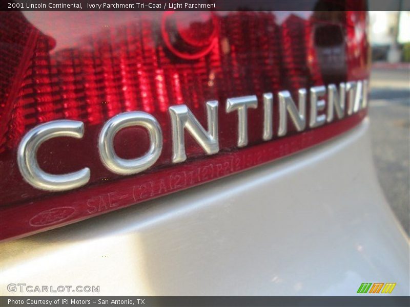 Ivory Parchment Tri-Coat / Light Parchment 2001 Lincoln Continental