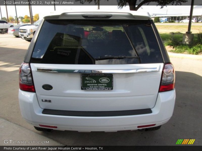 Fuji White / Almond 2012 Land Rover LR2 3.2