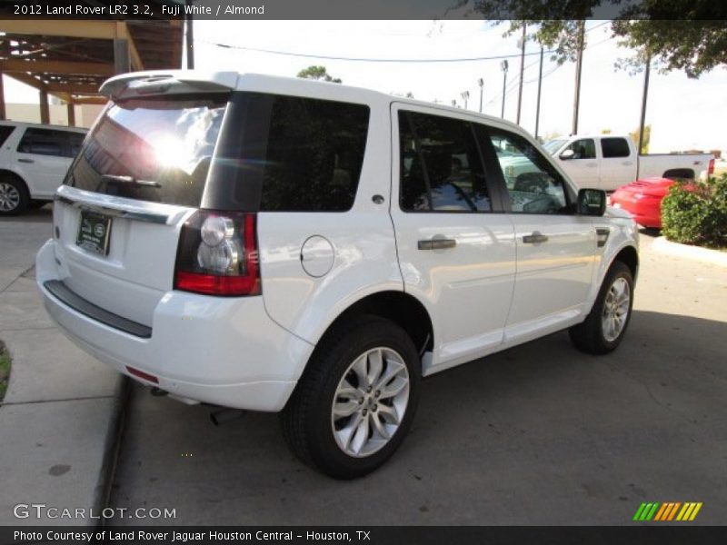 Fuji White / Almond 2012 Land Rover LR2 3.2