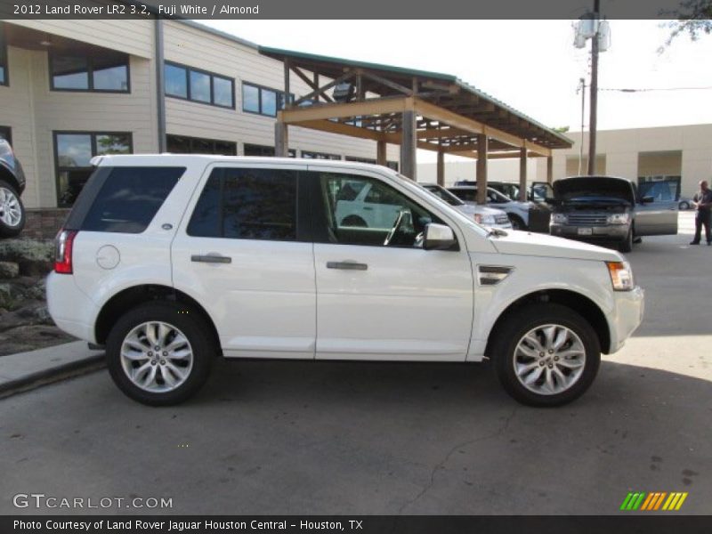 Fuji White / Almond 2012 Land Rover LR2 3.2