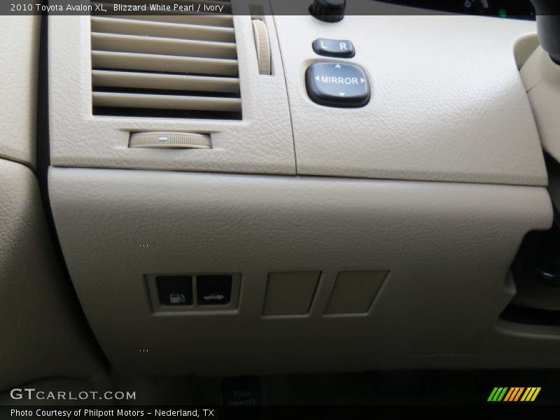 Blizzard White Pearl / Ivory 2010 Toyota Avalon XL