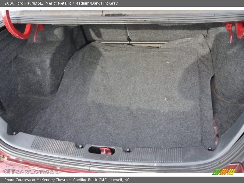 Merlot Metallic / Medium/Dark Flint Grey 2006 Ford Taurus SE