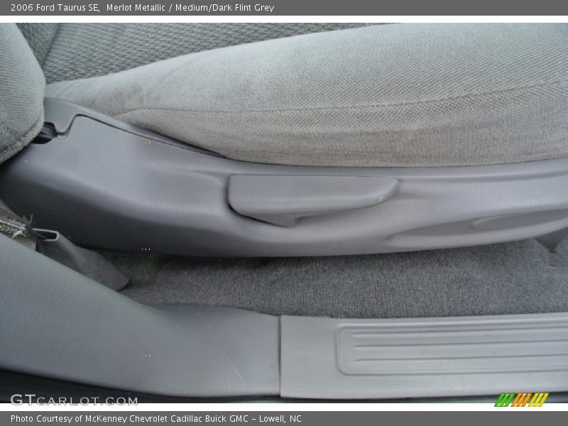 Merlot Metallic / Medium/Dark Flint Grey 2006 Ford Taurus SE