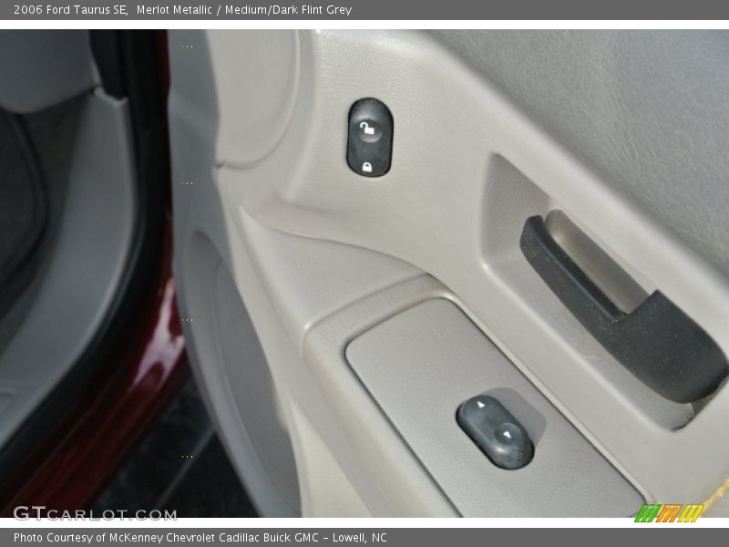 Merlot Metallic / Medium/Dark Flint Grey 2006 Ford Taurus SE