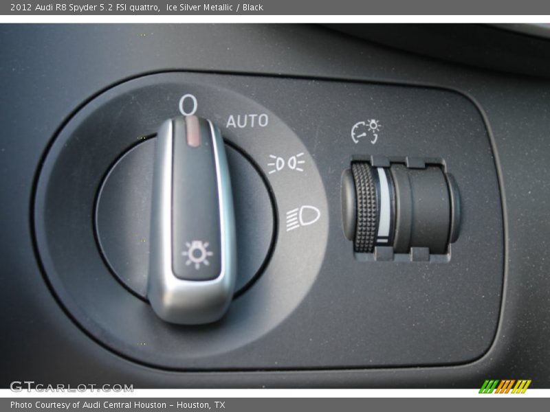 Controls of 2012 R8 Spyder 5.2 FSI quattro