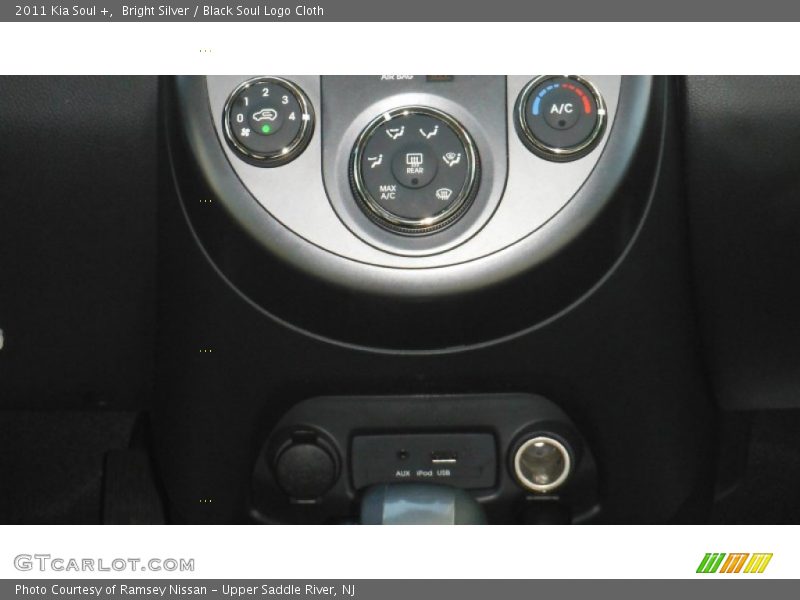 Bright Silver / Black Soul Logo Cloth 2011 Kia Soul +