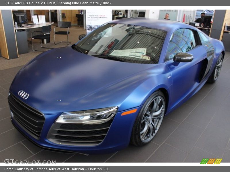 Front 3/4 View of 2014 R8 Coupe V10 Plus