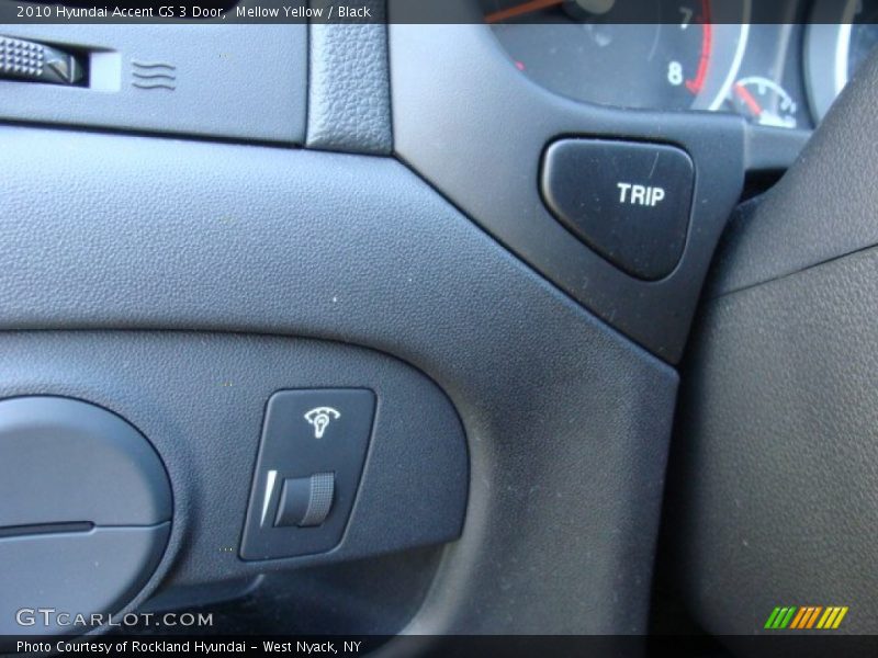 Mellow Yellow / Black 2010 Hyundai Accent GS 3 Door