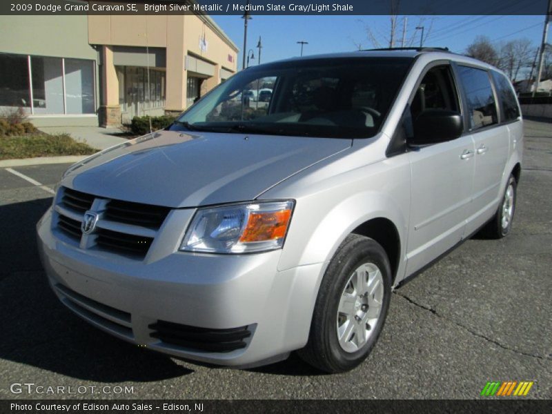 Front 3/4 View of 2009 Grand Caravan SE