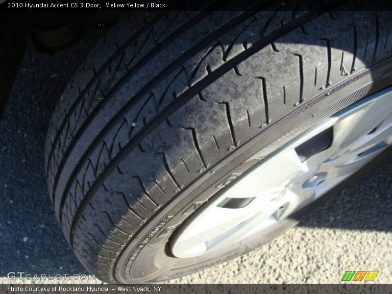Mellow Yellow / Black 2010 Hyundai Accent GS 3 Door