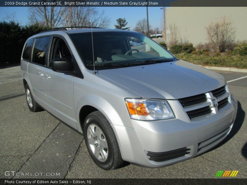 Front 3/4 View of 2009 Grand Caravan SE