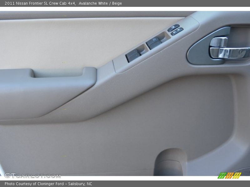 Avalanche White / Beige 2011 Nissan Frontier SL Crew Cab 4x4