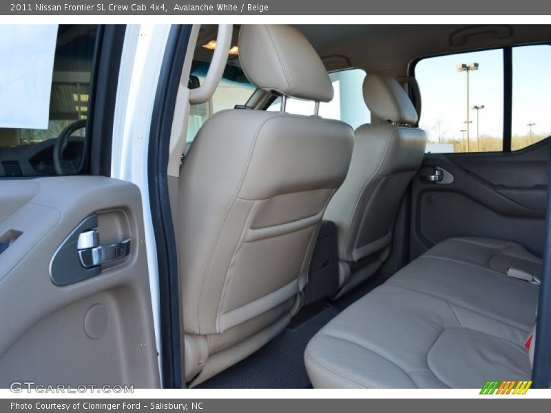 Avalanche White / Beige 2011 Nissan Frontier SL Crew Cab 4x4