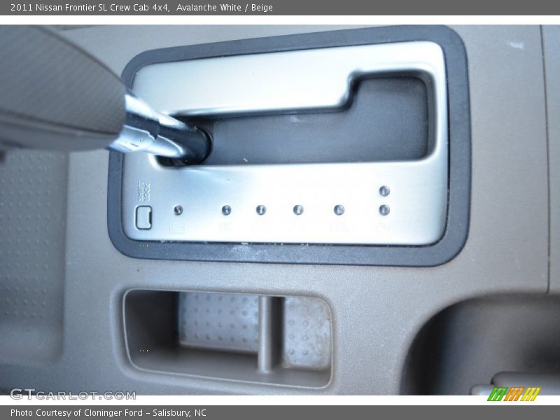 Avalanche White / Beige 2011 Nissan Frontier SL Crew Cab 4x4