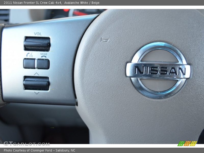 Avalanche White / Beige 2011 Nissan Frontier SL Crew Cab 4x4