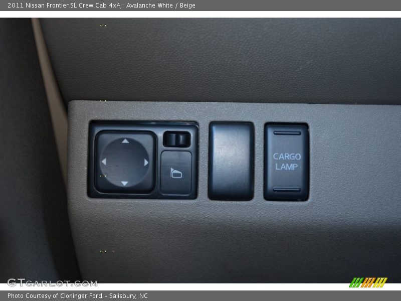 Avalanche White / Beige 2011 Nissan Frontier SL Crew Cab 4x4