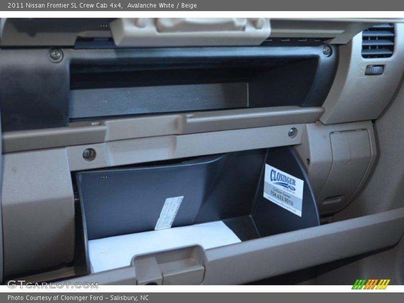 Avalanche White / Beige 2011 Nissan Frontier SL Crew Cab 4x4