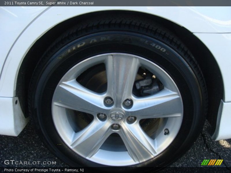 Super White / Dark Charcoal 2011 Toyota Camry SE
