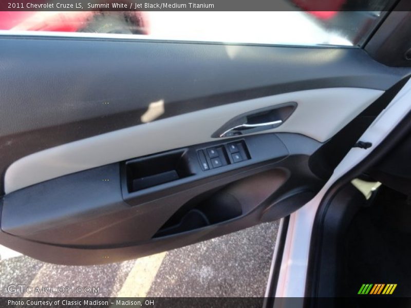 Summit White / Jet Black/Medium Titanium 2011 Chevrolet Cruze LS