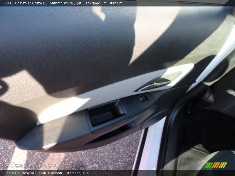 Summit White / Jet Black/Medium Titanium 2011 Chevrolet Cruze LS