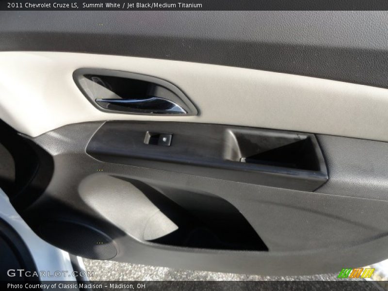 Summit White / Jet Black/Medium Titanium 2011 Chevrolet Cruze LS