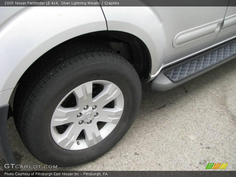 Silver Lightning Metallic / Graphite 2005 Nissan Pathfinder LE 4x4
