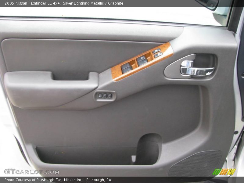 Silver Lightning Metallic / Graphite 2005 Nissan Pathfinder LE 4x4
