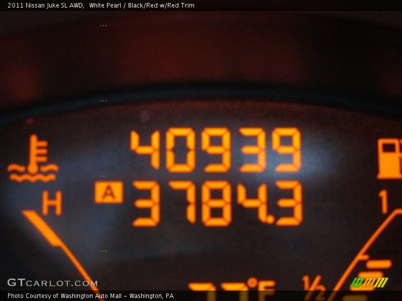 White Pearl / Black/Red w/Red Trim 2011 Nissan Juke SL AWD