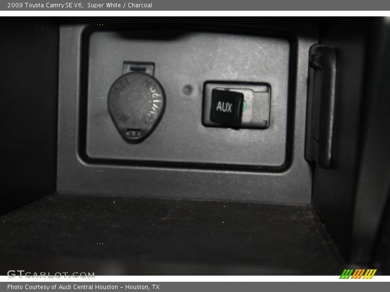 Super White / Charcoal 2009 Toyota Camry SE V6