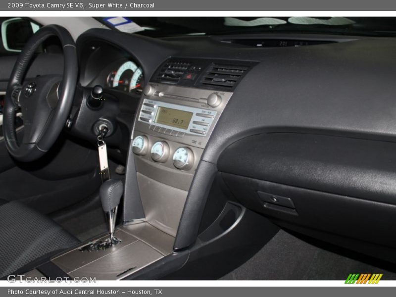 Super White / Charcoal 2009 Toyota Camry SE V6