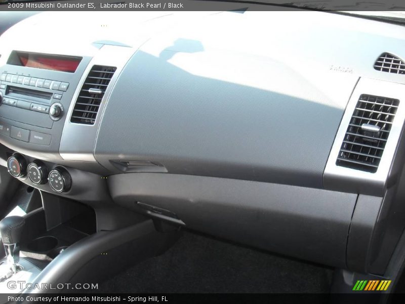 Labrador Black Pearl / Black 2009 Mitsubishi Outlander ES