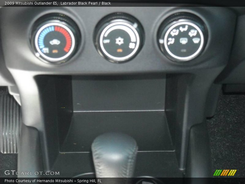Labrador Black Pearl / Black 2009 Mitsubishi Outlander ES