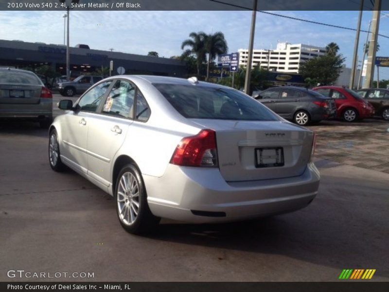 Silver Metallic / Off Black 2010 Volvo S40 2.4i