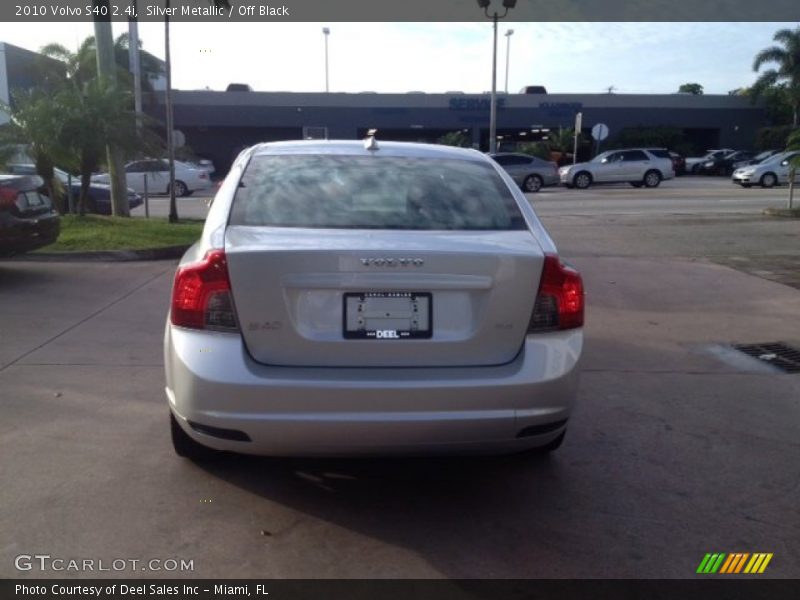 Silver Metallic / Off Black 2010 Volvo S40 2.4i