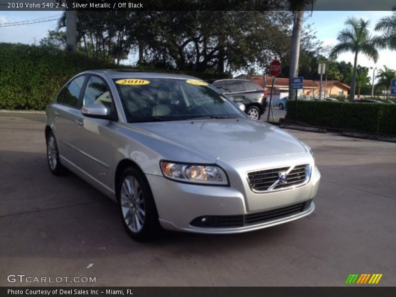 Silver Metallic / Off Black 2010 Volvo S40 2.4i