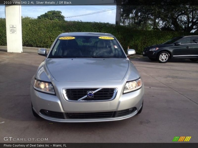 Silver Metallic / Off Black 2010 Volvo S40 2.4i